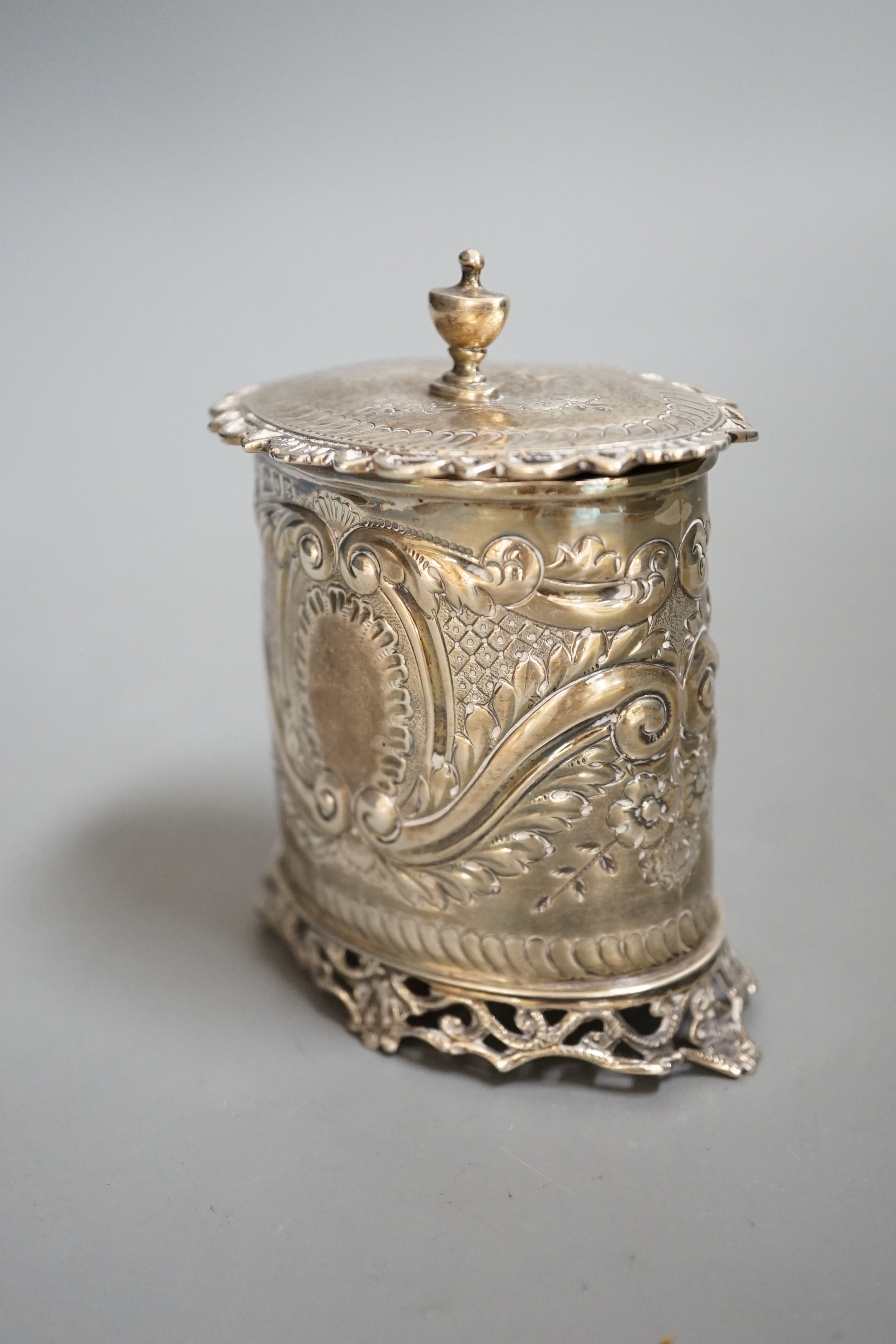 An Edwardian repousse silver oval tea caddy, with pierced borders, Josiah Williams & Co, London, 1902, height 10.2cm, 150 grams.